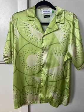 House of Sunny Lime Green Kiwi Print Button-Up Shirt unisex M